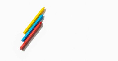 Beyaz arka planda izole edilmiş renkli boya kalemleri. Uzayı metin için kopyala. Okul konseptine dönelim.