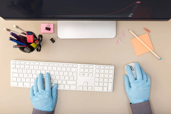 Mãos Com Luva Protetora Digitando Computador Teclado Trabalhador Tomando Precauções — Fotografia de Stock