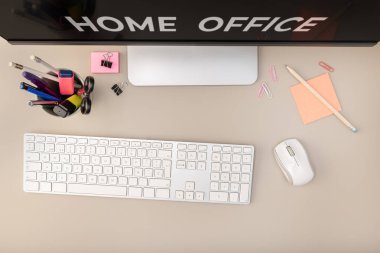 İçişleri Bakanlığı konsepti. Bilgisayar ve ofis malzemeleriyle Çalışma Alanının en iyi görüntüsü. Düz ofis masası. Boşluğu kopyala