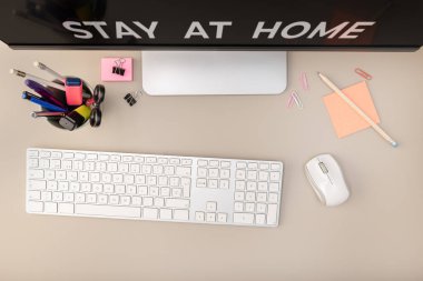 Ev konseptinde kal. Bilgisayar ve ofis malzemeleriyle Çalışma Alanının en iyi görüntüsü. Düz ofis masası. Boşluğu kopyala