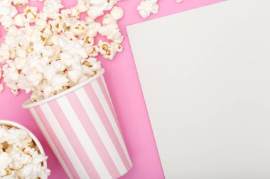 Pembe arka planda patlamış mısır kovası. Film ya da televizyon geçmişi. Üst Görünüm Kopyalama alanı