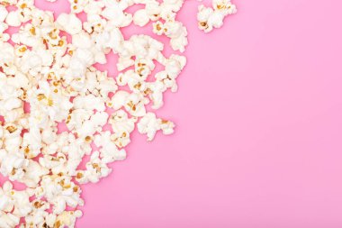 Pembe arka planda patlamış mısır. Film ya da televizyon arka planı, sınır, çerçeve. Üst Görünüm Kopyalama alanı