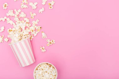 Pembe arka planda patlamış mısır kovası. Film ya da televizyon geçmişi. Üst Görünüm Kopyalama alanı
