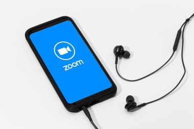 Galiçya, İspanya; 25 Nisan 2020: Zoom İletişim uygulamasını ve logosunu ekranda gösteren akıllı telefon
