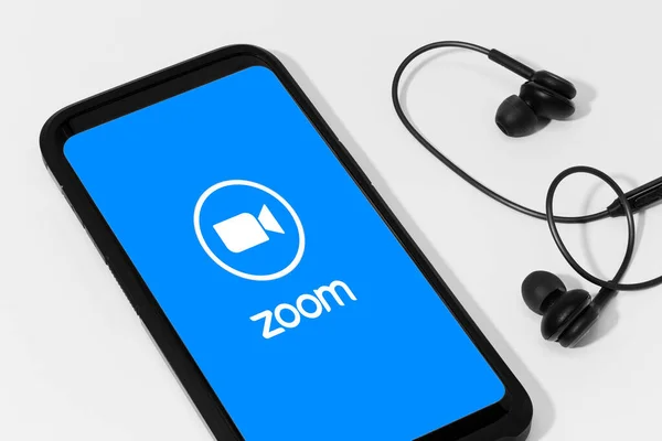 Galiçya, İspanya; 25 Nisan 2020: Zoom İletişim uygulamasını ve logosunu ekranda gösteren akıllı telefon