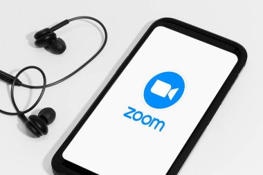 Galiçya, İspanya; 25 Nisan 2020: Zoom İletişim uygulamasını ve logosunu ekranda gösteren akıllı telefon