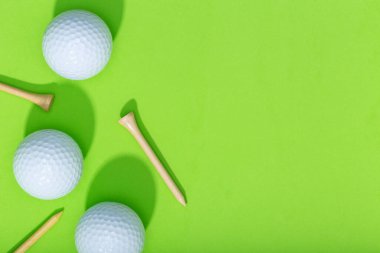 Golf geçmişi. Golf topları ve golf topları yeşil arka planda. Üst görünüm kopyalama alanı