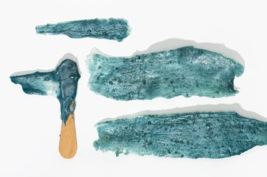 Sıcak balmumu tüy dökücü kavramı. Beyaz arka planda izole edilmiş sıcak balmumu şerit dokusu. Saç temizleme konsepti