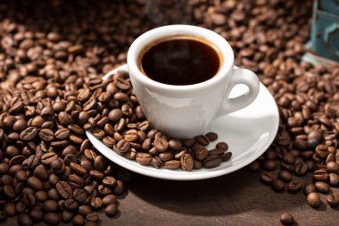 Espresso kahve fincanı ve kızarmış fasulye. Kahve arka planı
