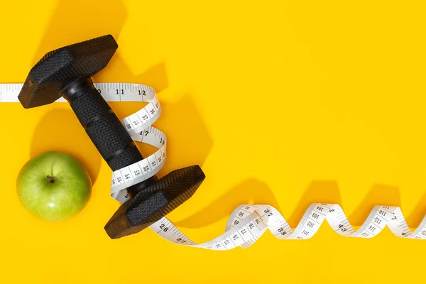 Minibellen Meetlint Gele Achtergrond Oefening Gewichtsverlies Concept Kopieerruimte — Stockfoto