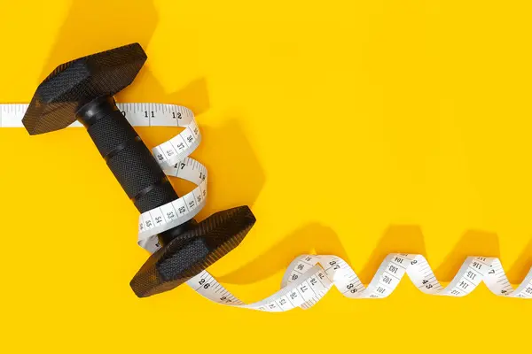 Minibellen Meetlint Gele Achtergrond Oefening Gewichtsverlies Concept Kopieerruimte — Stockfoto