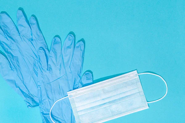 Medische Masker Beschermende Handschoenen Geïsoleerd Blauwe Achtergrond Coronavirus Covid Bescherming — Stockfoto