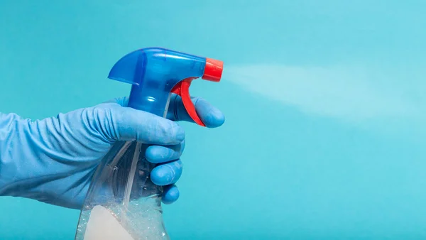 Koruyucu Eldiven Dezenfektan Verin Dezenfeksiyon Coronavirus Salgınında Hijyen Konsepti Mavi — Stok fotoğraf