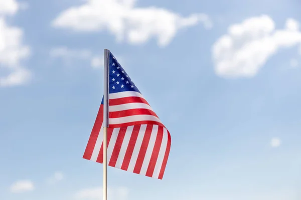 Amerykańska Flaga Przeciwko Błękitnemu Niebu Koncepcja Dnia Niepodległości — Zdjęcie stockowe
