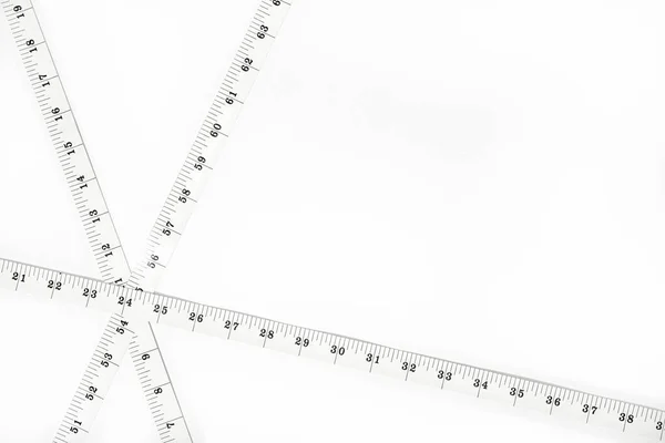 白色测量带隔离在白色背景上 体重减轻 超重的概念 复制空间 — 图库照片