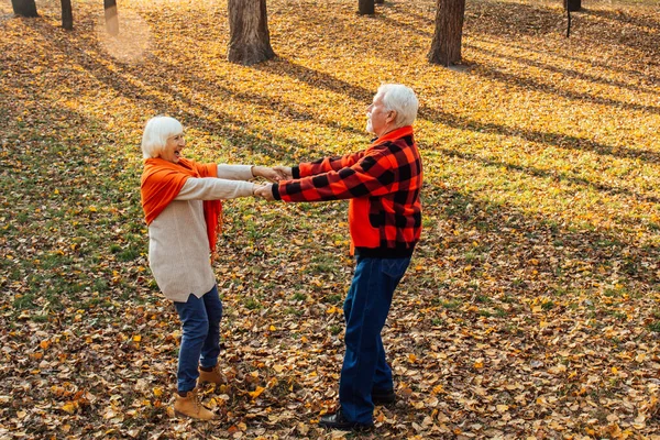 Ein älteres Paar tanzt. Lächelnde alte Frau. Bewegung ist Leben. Ich fühle mich wieder jung. — Stockfoto