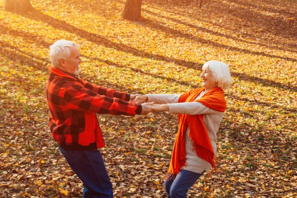 Ein älteres Paar tanzt. Lächelnde alte Frau. Bewegung ist Leben. Ich fühle mich wieder jung. — Stockfoto