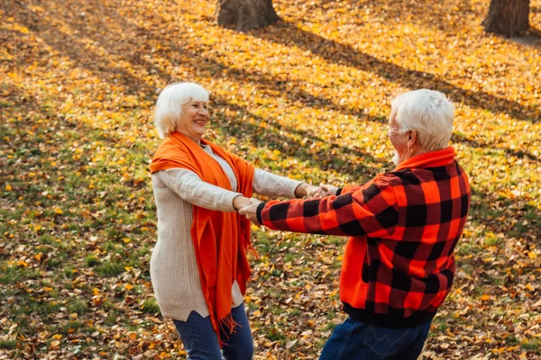 Ein älteres Paar tanzt. Lächelnde alte Frau. Bewegung ist Leben. Ich fühle mich wieder jung. — Stockfoto