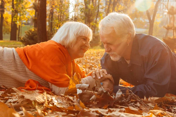 Крупним планом портрет щасливої старої жінки і чоловіка в парку в осінньому листі . — стокове фото