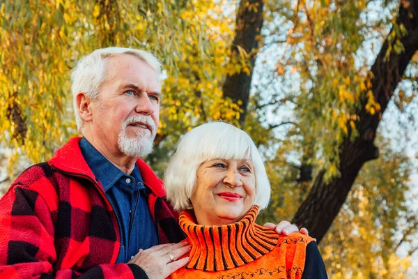 Щаслива старша пара насолоджується один одним у парку. Підтримка і догляд від коханої людини, теплі емоції . — стокове фото