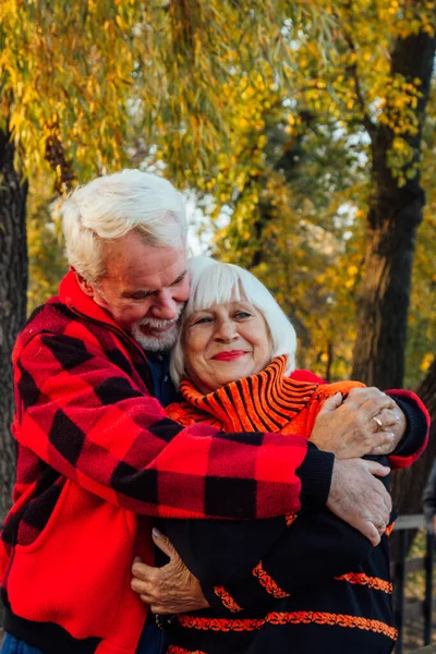 Щаслива старша пара насолоджується один одним у парку. Підтримка і догляд від коханої людини, теплі емоції . — стокове фото