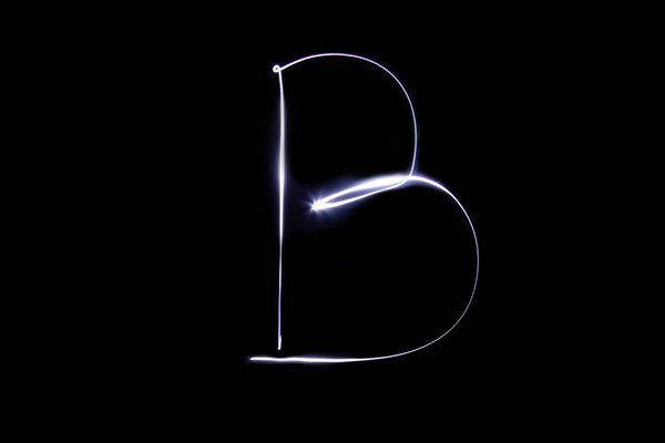 Алфавит из неонового света на черном фоне. Изолированный вид сверху, буква b
.