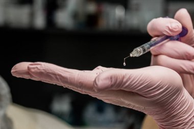 kontur plastik. Bir Kozmetolog sıkın ve bir kadın yüzü cilt kırışıklıkları pürüzsüz bir botulinum toksin enjekte.