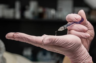 kontur plastik. Bir Kozmetolog sıkın ve bir kadın yüzü cilt kırışıklıkları pürüzsüz bir botulinum toksin enjekte.
