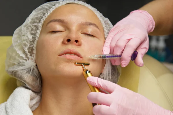 Контурный пластик. Косметолог вводит ботулотоксин, чтобы затянуть и разгладить морщины на коже женского лица . — стоковое фото