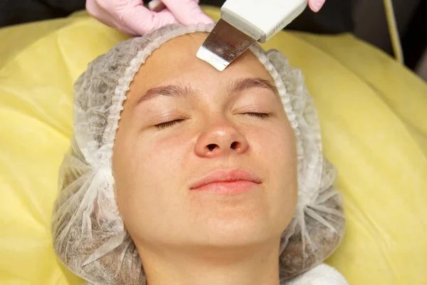 Крупным планом. Ультразвуковая чистка лица. Современное оборудование. Косметик делает косметическую процедуру на лице женщины . — стоковое фото
