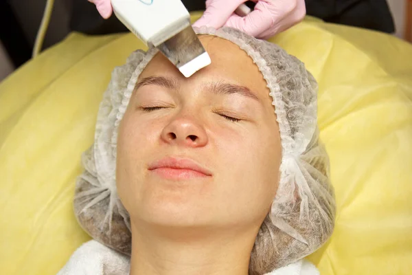 Крупным планом. Ультразвуковая чистка лица. Современное оборудование. Косметик делает косметическую процедуру на лице женщины . — стоковое фото