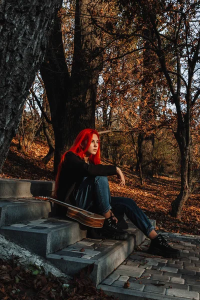 Menina ruiva bonita sexy com cabelo longo magnífico. Ukulele tocando, sentado nos degraus do parque. Retrato de mulher perfeita. Educação musical, artista de rua . — Fotografia de Stock