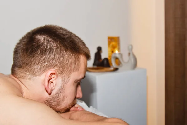 Concetto benessere. Massaggiatore professionista dà un uomo un massaggio tailandese con bastoncini di bambù presso la spa. Rilassamento e recupero dopo il lavoro . — Foto Stock