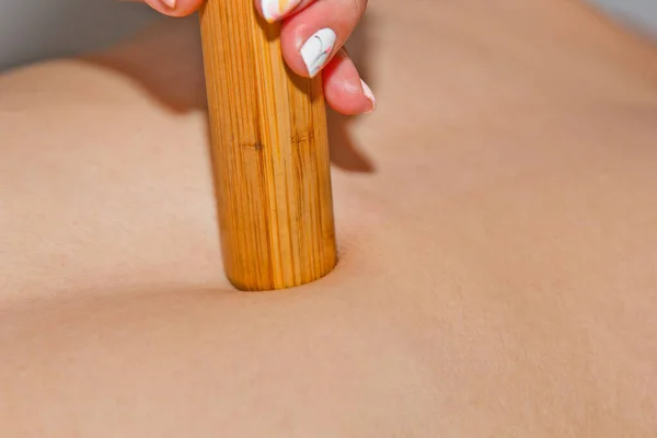 Wellness koncept. Profesionální masér dává muži thajskou masáž bambusovými tyčinkami v lázních. Relaxace a zotavení po práci. — Stock fotografie