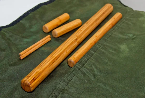 Tayland masajı için profesyonel bambu çubukları. Ruhu ve bedeni iyileştirme işlemine hazırlık. — Stok fotoğraf