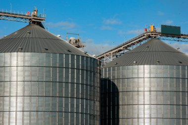 Kirovograd, Ukrayna - 30.09.2019 Tarım İşleme ve üretim tesisi tarım ürünleri, un, tahıl ve tahıl kurutma, temizleme ve depolama siloları için. Tahıl..
