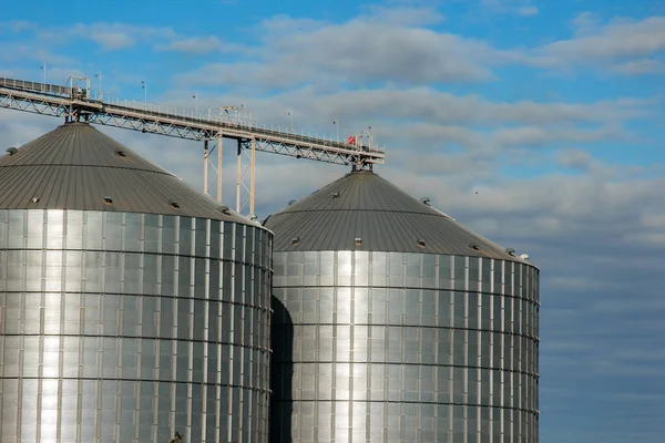 Kirovograd, Ucrânia - 30.09.2019 Unidade de agroprocessamento e produção de silos de processamento para secagem, limpeza e armazenamento de produtos agrícolas, farinha, cereais e grãos. Grumos . — Fotografia de Stock