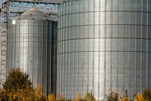 Kirovograd, Ucrânia - 30.09.2019 Unidade de agroprocessamento e produção de silos de processamento para secagem, limpeza e armazenamento de produtos agrícolas, farinha, cereais e grãos. Grumos . — Fotografia de Stock