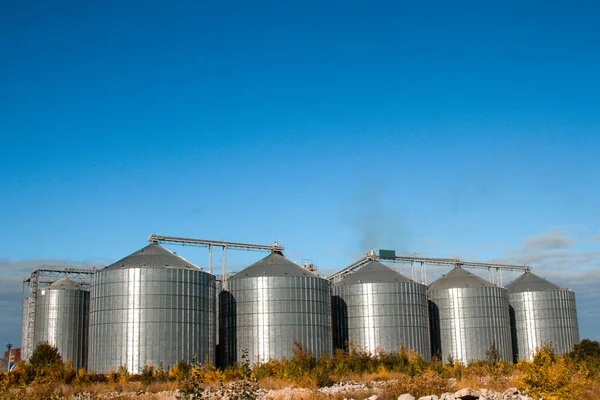 Kirovograd, Ukraine - 30.09.2019 Agro-processing and production plant for processing silos for drying, cleaning and storage of agricultural products, flour, cereals and grain. Granary. — Stock Photo, Image