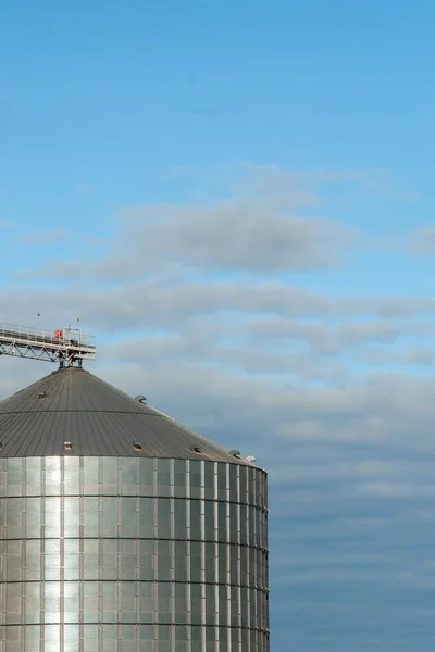 Kirovograd, Ucrânia - 30.09.2019 Unidade de agroprocessamento e produção de silos de processamento para secagem, limpeza e armazenamento de produtos agrícolas, farinha, cereais e grãos. Grumos . — Fotografia de Stock