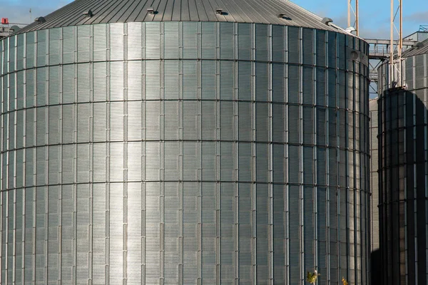 Kirovograd, Ucrânia - 30.09.2019 Unidade de agroprocessamento e produção de silos de processamento para secagem, limpeza e armazenamento de produtos agrícolas, farinha, cereais e grãos. Grumos . — Fotografia de Stock