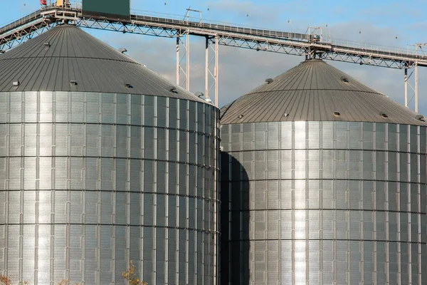 Kirovograd, Ucrânia - 30.09.2019 Unidade de agroprocessamento e produção de silos de processamento para secagem, limpeza e armazenamento de produtos agrícolas, farinha, cereais e grãos. Grumos . — Fotografia de Stock