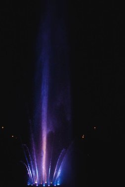 Ukrayna. Kyiv - 05.06.2019 Gökkuşağı renginin gece ışıklarıyla gölde dans eden fıskiyeler.