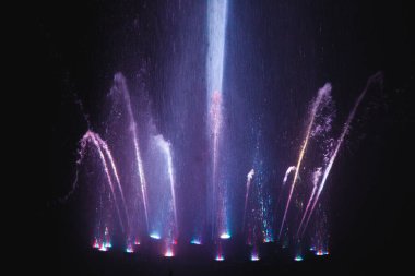 Ukrayna. Kyiv - 05.06.2019 Gökkuşağı renginin gece ışıklarıyla gölde dans eden fıskiyeler.