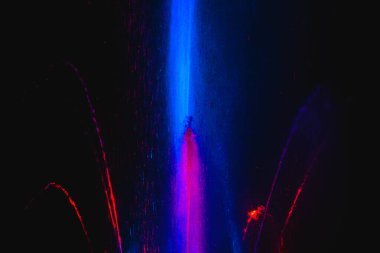 Ukrayna. Kyiv - 05.06.2019 Gökkuşağı renginin gece ışıklarıyla gölde dans eden fıskiyeler.