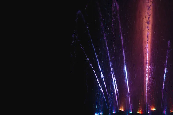 우크라이나. kyiv - 05.06.2019 호수에 다채 로운 조명 과 무지개 빛깔의 밤 조명놀라운 춤 분수. — 스톡 사진