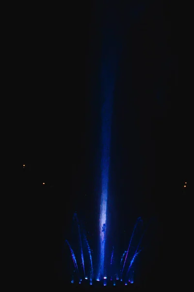 Ucrania. Kiev - 05.06.2019 Increíble fuente de baile en la iluminación nocturna de color arco iris con coloridas iluminaciones en el lago . —  Fotos de Stock