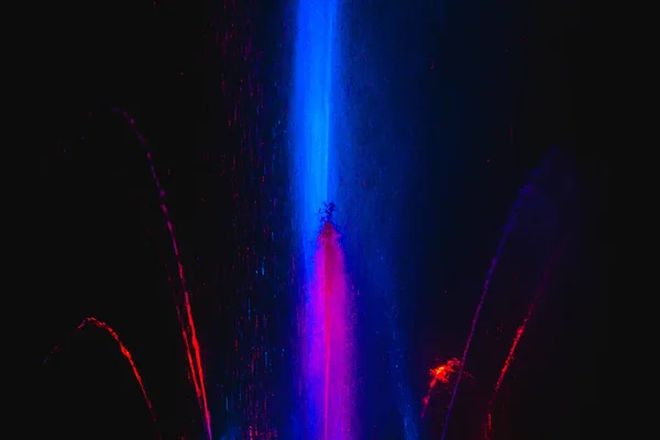 Ukrayna. Kyiv - 05.06.2019 Gökkuşağı renginin gece ışıklarıyla gölde dans eden fıskiyeler. — Stok fotoğraf