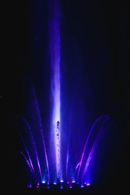 Ukrayna. Kyiv - 05.06.2019 Gökkuşağı renginin gece ışıklarıyla gölde dans eden fıskiyeler.