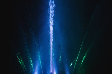 Ukrayna. Kyiv - 05.06.2019 Gökkuşağı renginin gece ışıklarıyla gölde dans eden fıskiyeler.